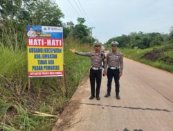 Keselamatan Pengendara, Satlantas Polres Musi Rawas Pasang Spanduk Hati-Hati Jembatan Tanpa Pembatas