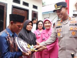 Ahmad Mawardi Tak Kuasa Menahan Haru, Rumah Layak Huni Hadiah di Hari Bhayangkara ke-79 dari Polres Mura.