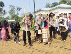 Polsek Purwodadi Polres Mura Gandeng Ponpes Daarul Huffadz An-Nahdliyah Tanam Jagung Dukung Program Ketahanan Pangan Nasional