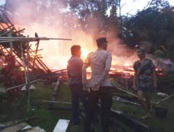 Dua Rumah Ludes Terbakar di Jayaloka, Kerugian Capai Rp70 Juta Diduga Akibat Korsleting Listrik.