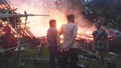 Dua Rumah Ludes Terbakar di Jayaloka, Kerugian Capai Rp70 Juta Diduga Akibat Korsleting Listrik.