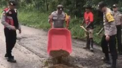 Respon Cepat Polsek BTS Ulu, Polisi Turun Langsung Perbaiki Jalan Rusak Cegah Kecelakaan