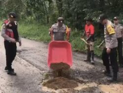 Respon Cepat Polsek BTS Ulu, Polisi Turun Langsung Perbaiki Jalan Rusak Cegah Kecelakaan