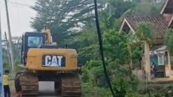 Viral! Kades Dana Resmi Diduga Pandu Traktor Roda Besi di Jalan Aspal, Warga: Kalau Rusak Siapa Tanggung Jawab