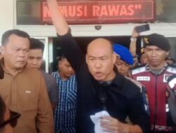 Didesak Pendemo, Ketua DPRD Mura Firdaus Cik Olah Menangis: Sopiah Itu Keponakan Saya.