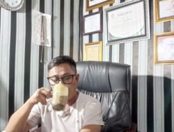 Pangeran Sunyi di Desa Suro: Kisah Malam Hujan yang Mengajarkan Makna Bahagia Sederhana.