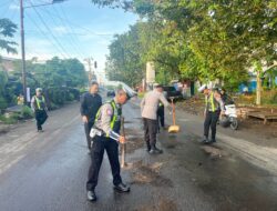 Respons Cepat Polres Musi Rawas, Tumpahan Minyak di Simpang F Berhasil Dicegah Picu Kecelakaan Susulan.