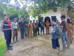 Polsek Jayaloka Bersama Tim Gabungan Survei Lokasi Pemasangan Perangkap Beruang Madu di Sukakarya