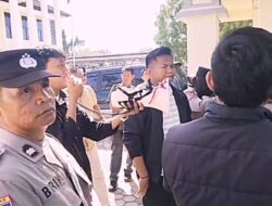 FAKTA Silampari Kepung PN Lubuklinggau, Soroti Dugaan Kriminalisasi Kades Lubuk Muda dan Desak Hakim Tegakkan Keadilan.