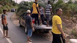 Wujud Kepedulian terhadap Fasilitas Umum, Polsek Jayaloka dan Warga Gelar Kerja Bakti Perbaiki Jembatan.