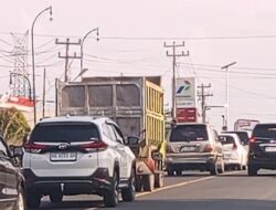 Antrean Solar Mengular di Desa Pedang, Arus Lalu Lintas Muara Beliti Lumpuh Total