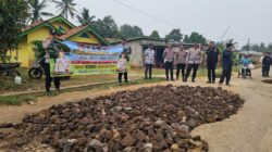 Kapolda Sumsel Perintahkan Polres Musi Rawas gandeng Nahdlatul Ulama Perbaiki Jalan Berlubang di Megang Sakti.