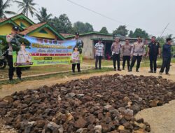 Kapolda Sumsel Perintahkan Polres Musi Rawas gandeng Nahdlatul Ulama Perbaiki Jalan Berlubang di Megang Sakti.