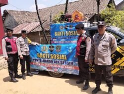 Kemarau Panjang Bikin Warga Krisis Air, Polsek BTS Ulu Sulap Mobil Patroli Jadi Kendaraan Penyalur Air Bersih Gratis
