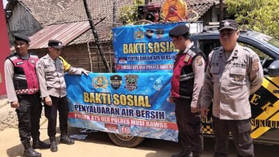 Kemarau Panjang Bikin Warga Krisis Air, Polsek BTS Ulu Sulap Mobil Patroli Jadi Kendaraan Penyalur Air Bersih Gratis