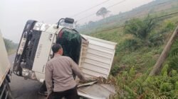 Hindari Lubang di Tengah Jalan, Truk Box Indomaret Terbalik dan Hantam Tiang Listrik di BTS Ulu.