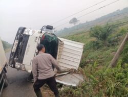 Hindari Lubang di Tengah Jalan, Truk Box Indomaret Terbalik dan Hantam Tiang Listrik di BTS Ulu.