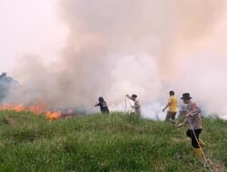 Polsek Muara Lakitan Polres Musi Rawas bersama TNI, Perusahaan dan warga padamkan Karhutla di Prabumulih II