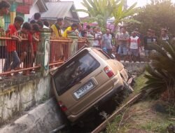 Minibus Terjun ke Drainase di Desa L Sidoarjo, Tak Ada Korban Jiwa.