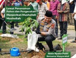 Kapolda Sumsel Dorong Kepedulian Lingkungan Lewat Penanaman Pohon dan Pengecekan Mushollah.